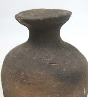   Japanese oldest pottery excavated small vase over 800 years ago  