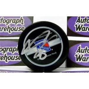  Dan Cloutier Autographed Puck   )   Autographed NHL Pucks 