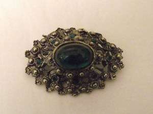 LOVELY VINTAGE SILVER TONE & GREEN STONE BROOCH  
