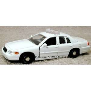    Motormax 1/43 White Ford Police Car   CASE OF 24 CARS Toys & Games