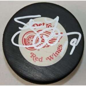   WINGS STEVE YZERMAN SIGNED AUTH HOCKEY PUCK JSA: Sports Collectibles