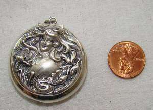   for auction is a victorian sovereign case coin holder this is made out