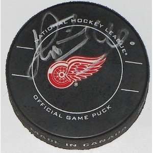 Autographed Henrik Zetterberg Hockey Puck   OFFICIAL   Autographed NHL 