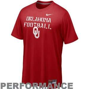   Bench Press Legend Performance T shirt   Crimson (Medium): Sports
